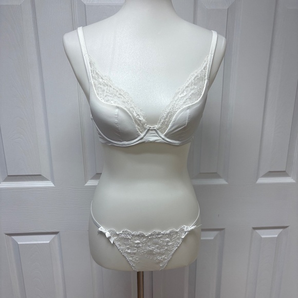 Agent Provocateur - Daphnie Plunge Underwired Bra 34A with Lace Thong Size 4.